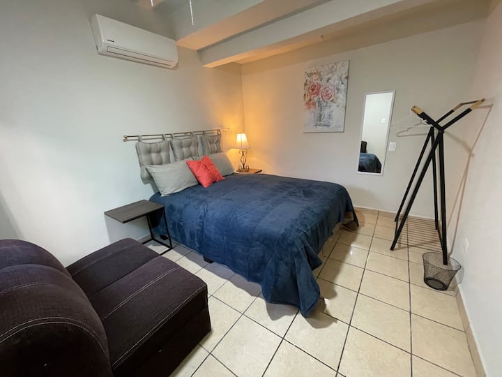 Druga soba, sa svojom foteljom i stalkom za odjeću 