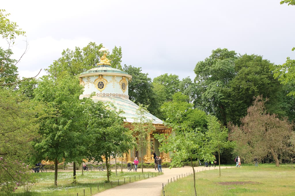 Das Chinesische Teehaus ist eines der sehenswerten Objekte im angrenzenden Park Sanssouci.