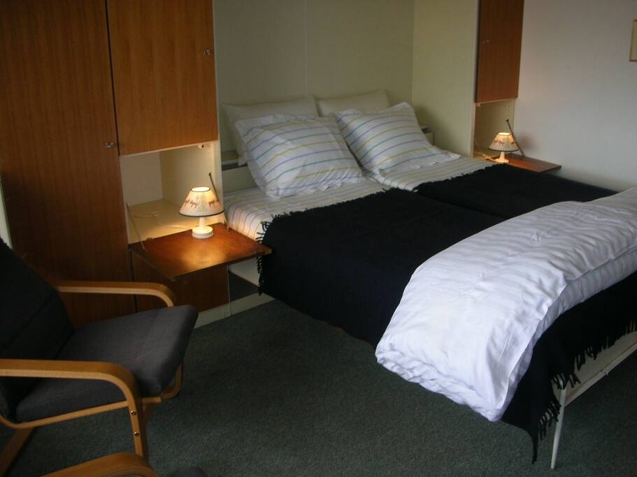 Chambre avec lit escamotable