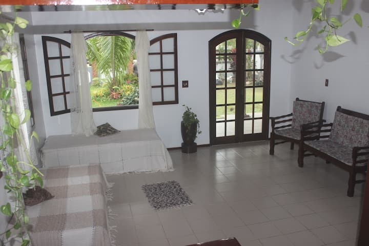 เลานจ์พร้อมเตียงคู่และฟูกนอน 2 หลัง