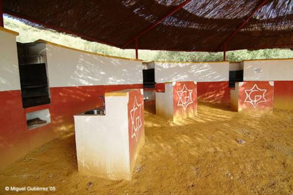 Zona de barbacoas a compartir las 6 casas, mesas, bancos, grifos con agua