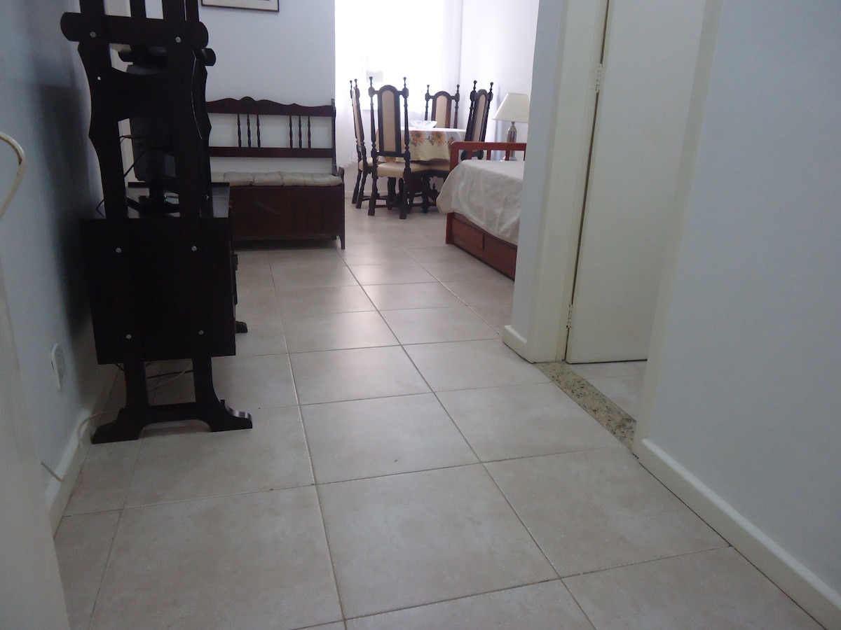 Airbnb em destaque: Wonderful Copacabana 2-bedroom apartment 1 block from the beach em Copacabana