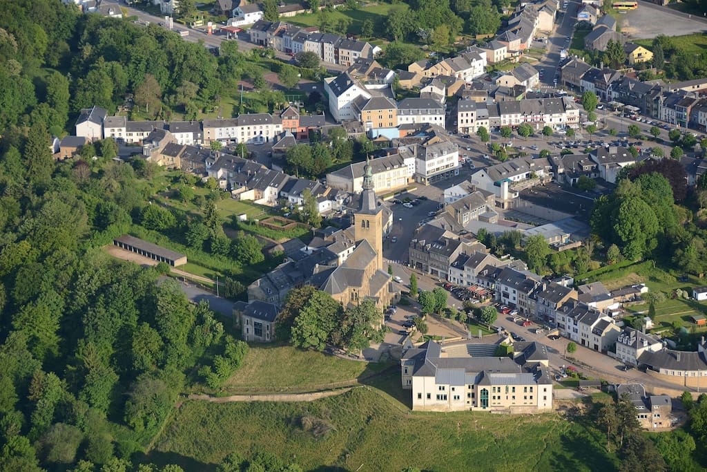 Florenville vue du ciel
La maison se situe tout en bas à droite de la photo près des arbres.