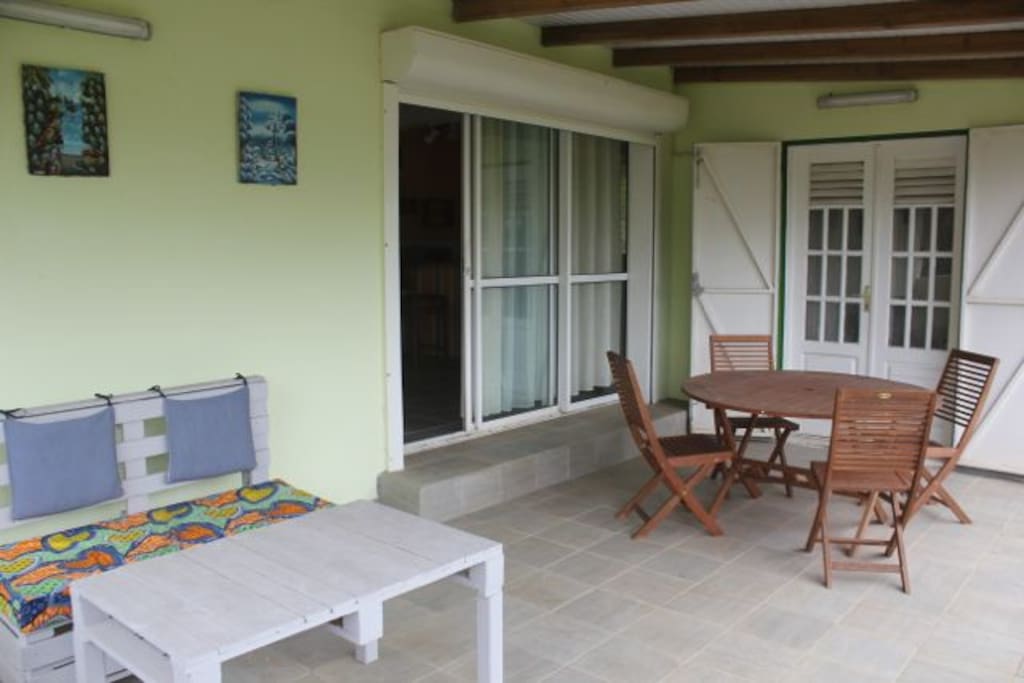 Le séjour et la chambre ont accès à la terrasse.