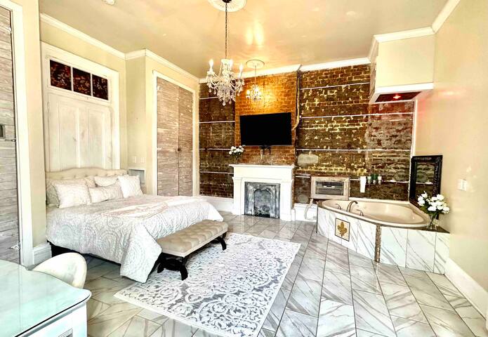 9a Fleur De Lis Mansion Spa/Pool, B&B # 317134 gallery image 4