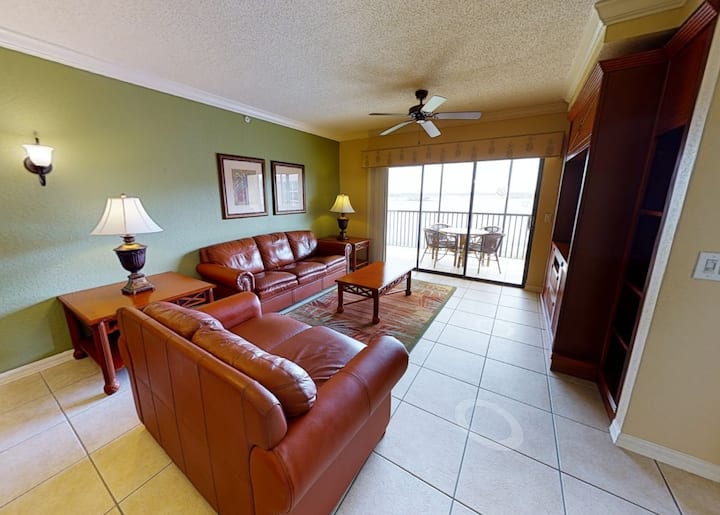 Bank of sectionele (vaak een slaapbank), die extra slaapruimte biedt voor extra gasten.
Een salontafel en bijzettafel. Flatscreen-tv   voor entertainment.
Comfortabele stoelen of extra zitmogelijkheden om te ontspannen en te socializen.