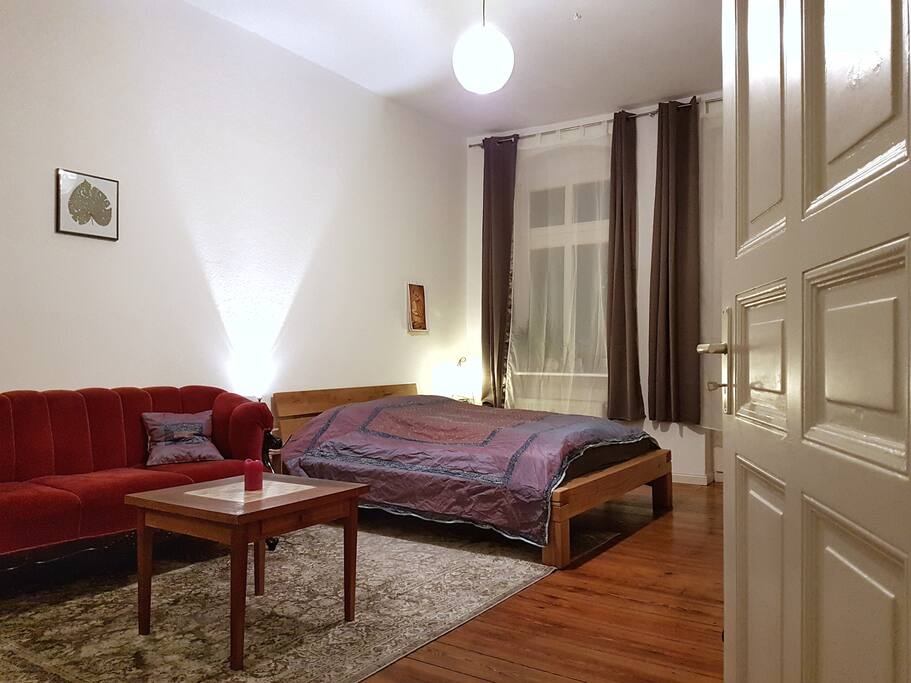 Super Bett und gemütliches Biedermeier-Sofa im großen Schlafzimmer