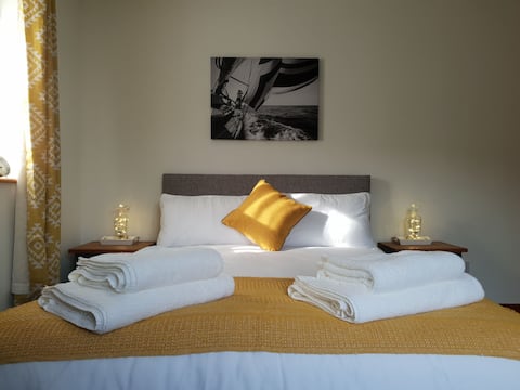 King room, close to town, wifi,views, Jacuzzi bath