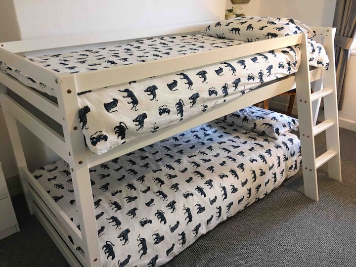 พื้นที่นอนผ่อนคลายพร้อมเตียงสองชั้นโนอาและนานีสำหรับผู้เข้าพักที่อายุน้อยกว่าของเราอายุไม่เกิน 10 ปี 