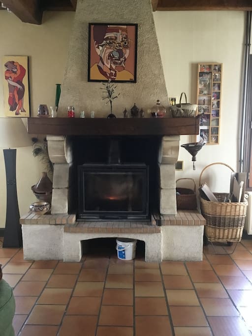 cheminée dans la pièce à vivre