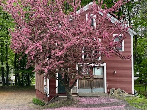 Brookside Carriage House. Private, Great Location. Barns for Rent in
