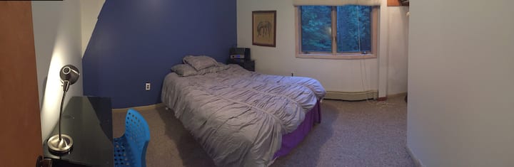 
ห้องนี้มีตู้เสื้อผ้าทรงสูง 5 ลิ้นชัก ดังนั้นจึงมีพื้นที่ว่างมากขึ้น 

โดยส่วนตัวฉันเก็บของส่วนใหญ่ไว้ในกระเป๋า ดังนั้นพื้นที่ว่างจึงเป็นสิ่งที่ดี
