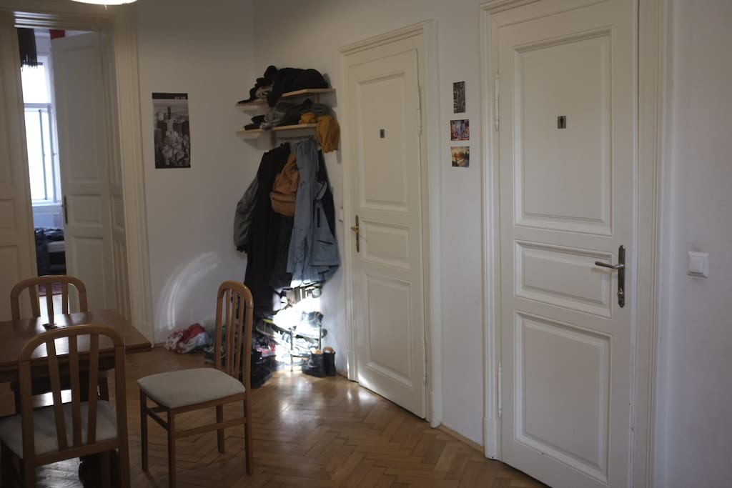 Die zwei Toiletten im Eingangsbereich