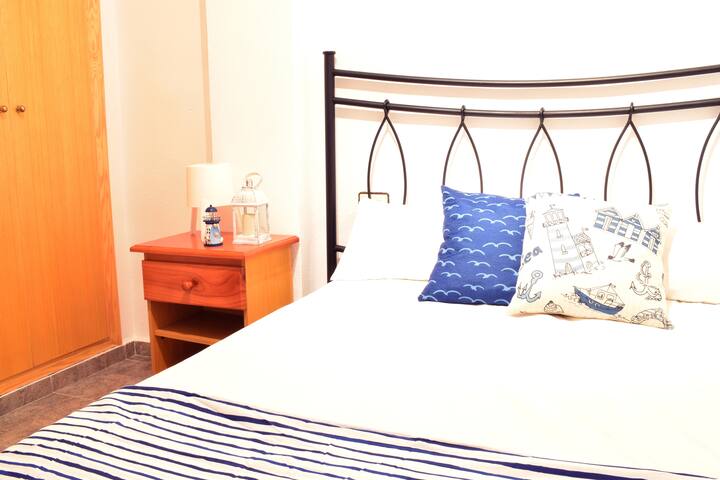 חדר עם מיטה בגודל 135 ס"מ (זוגית)