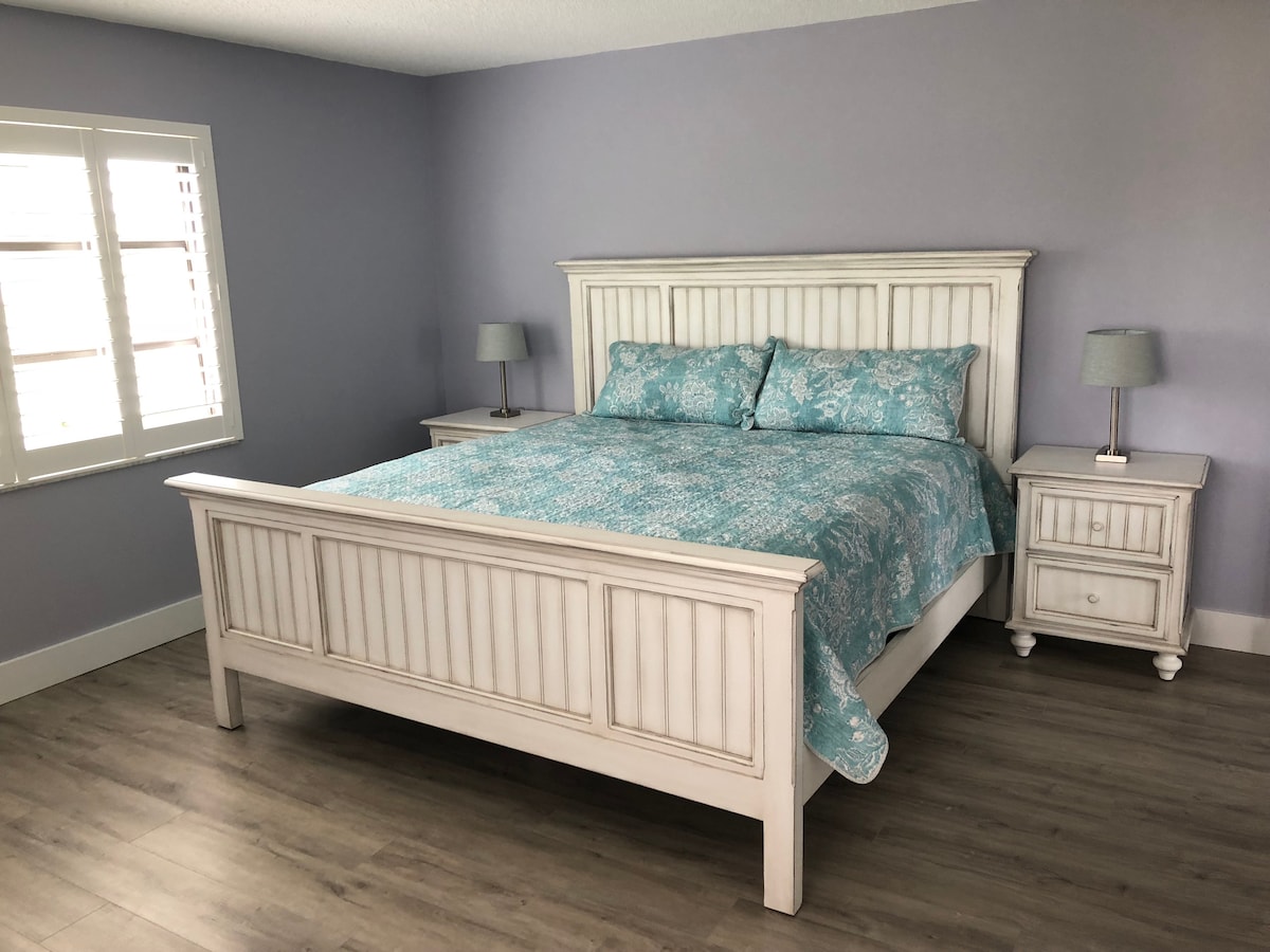 The second master bedroom with a kingsize bed on the third level.