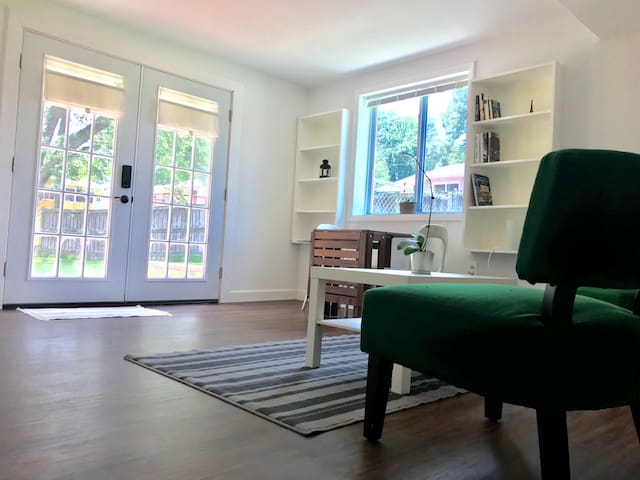 Private Sunny Suite, Walk to GMU &Old Town Fairfax