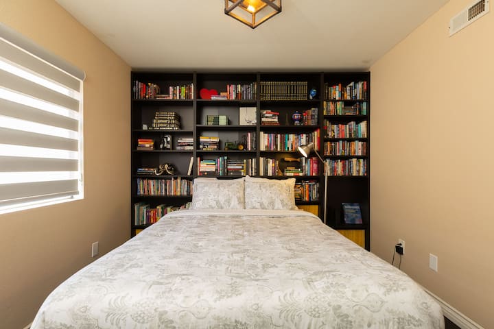 有成千上千本书的图书馆卧室