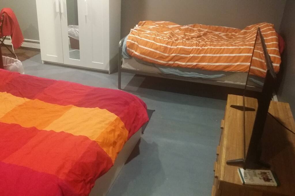 twin bed, 40" tv w/ chromecast