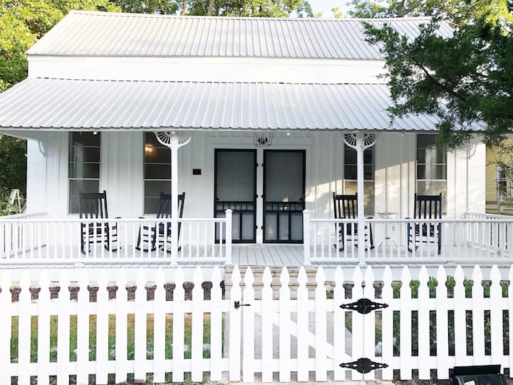 Beautiful Bloom Inn Farmhouse near Round Top, TX Houses for Rent in