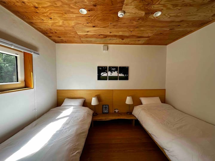 The single bedroom is
Two single beds are available.