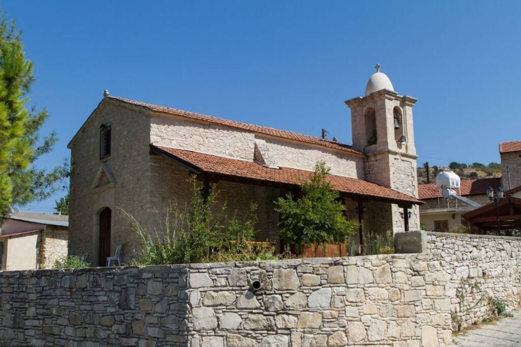 The village is famous for the churches that were built there. That's how it also got its name. The Mon from Monagri stands for Moni, which means church! The church of St. George is right next to the house.