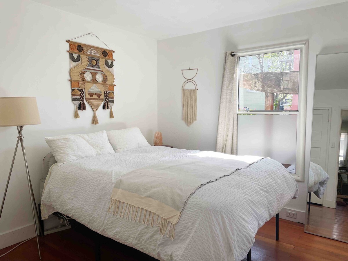 ห้องนอนพร้อมเตียงควีนไซส์