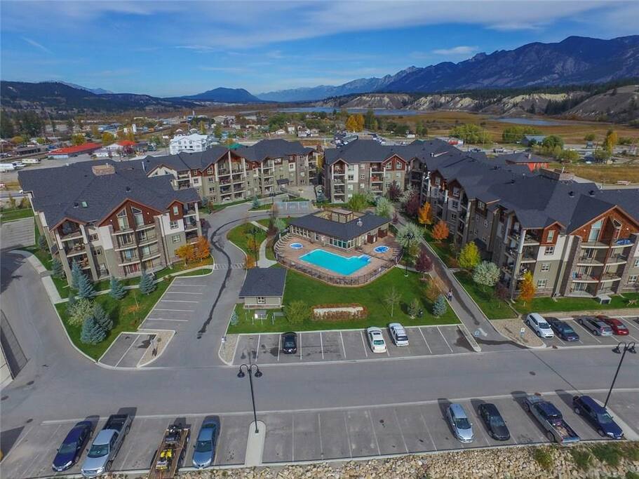 Invermere Retreat at Lake Windermere Pointe Condominiums for Rent in Athalmer, British