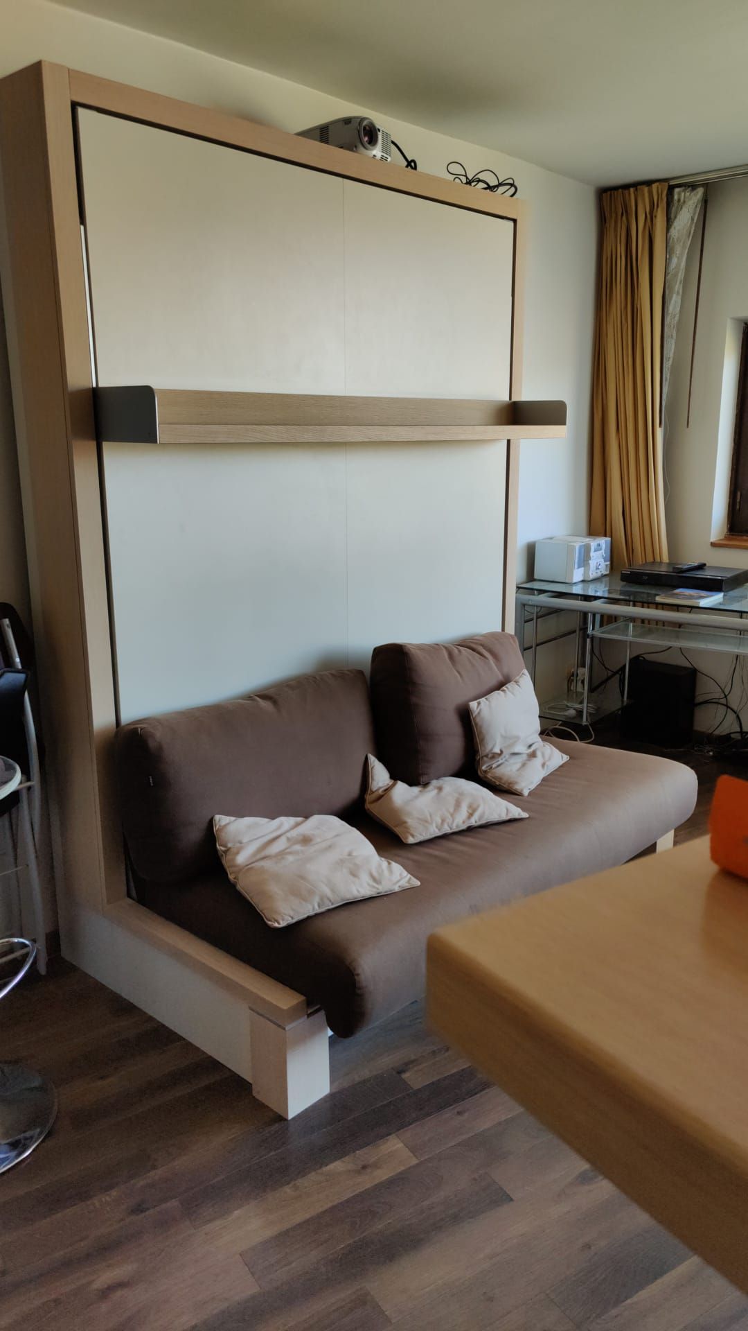 衣柜床，只需拉动160英尺的架子