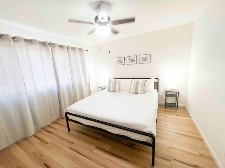 Två gäster kommer att sova bekvämt på en California King size-säng.