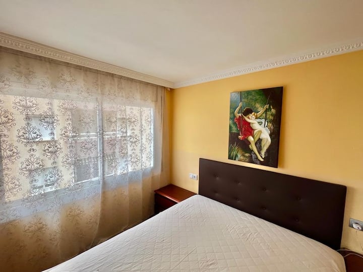 Ნომერი ორადგილიანი საწოლით და ჩაშენებული კარადებით. Ნომერი ორადგილიანი საწოლით და ჩაშენებული კარადებით. Ოთახი ორადგილიანი საწოლით და გარდერობით