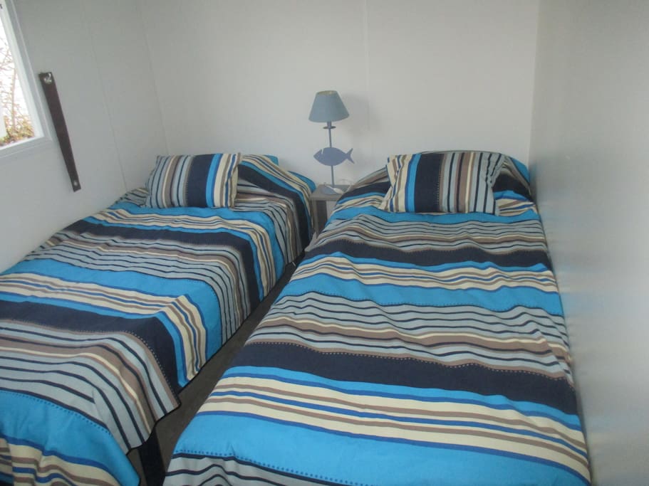 chambre avec 2 lits simples