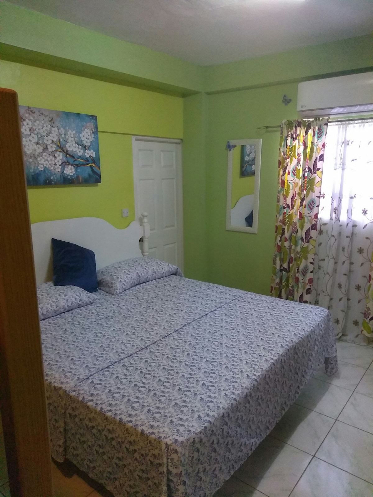 מיטת קינג סייז נוחה במיוחד.