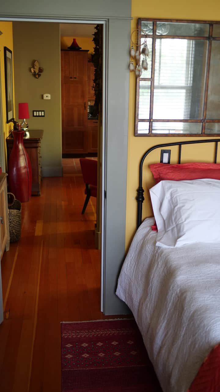 卧室，朝向客厅