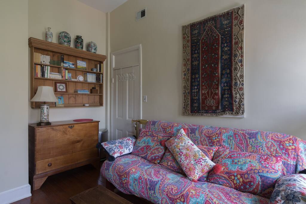 Sitting room/bedroom towards door, with sofa bed in sofa-position!
