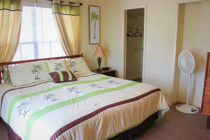 Hauptschlafzimmer mit Kingsize-Bett, begehbarem Kleiderschrank und Badezimmer