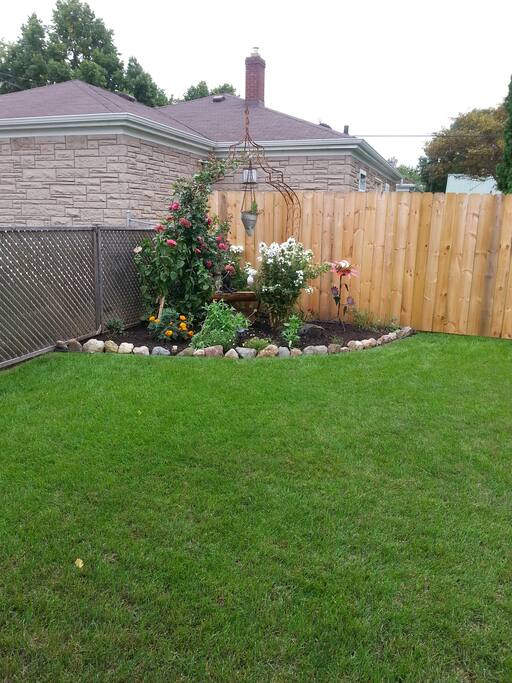 Nice fenced in yard to enjoy entertaining, or let your pet run free.