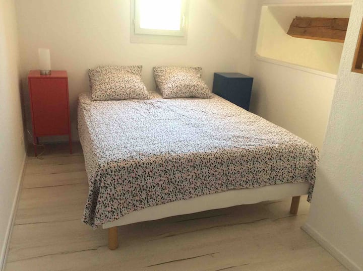 Chumba cha ghorofa ya juu kitanda chenye starehe sana cha sentimita 30 na kina urefu wa sentimita 160-200 
Chumba cha kulala chenye hifadhi nyingi 
Kunaweza pia kuwa na kitanda kinachoweza kukunjwa kwa kiti 1.