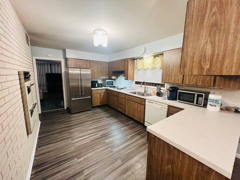 Ginormous 6 bdrms 4 baths Multiple Family Reunion