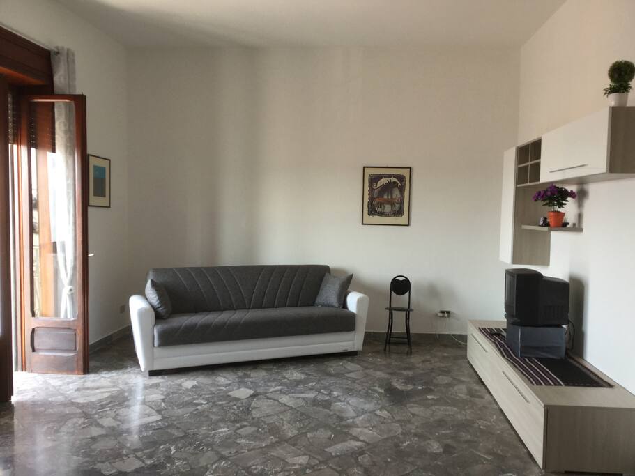 Sala con divano letto da una piazza e mezza, mobile soggiorno, TV, letto da una piazza adatto anche come divano, tavolinetto scrivania