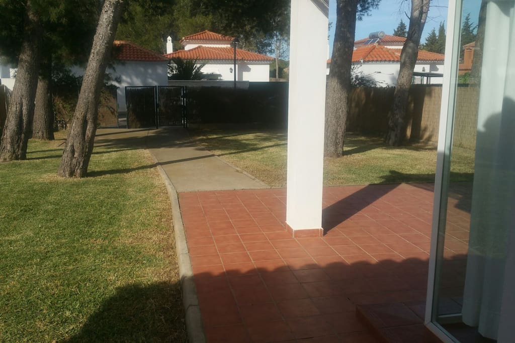 Vista a la entrada, espacio para dejar el coche dentro, aunque es mas comodo que quede frente a la puerta.