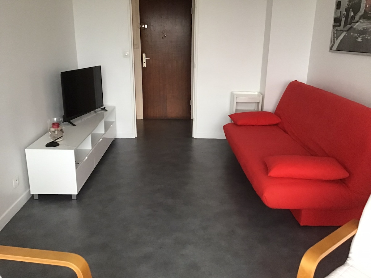 Popular Airbnb listing: Apartment with harbor views 2 minutes from Nausica in Boulogne Sur Mer