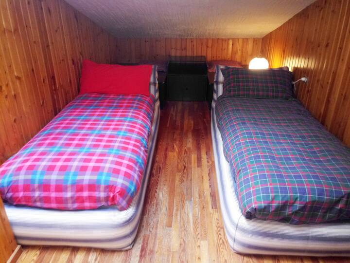 The third bedroom with two single beds