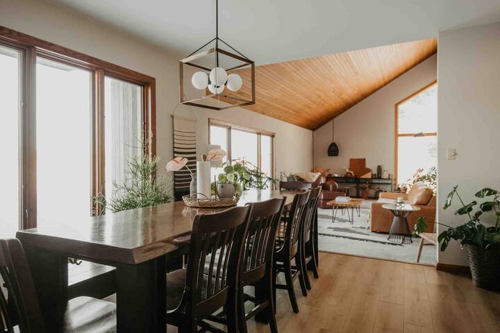 Lakeside Retreat | Sauna | Hot Tub | Private Beach gallery image 4