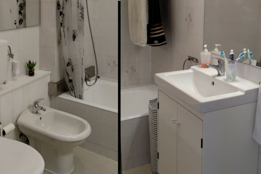 casa de banho com toalhas e secador de cabelo
(bathroom shared with towels and hair dryer)