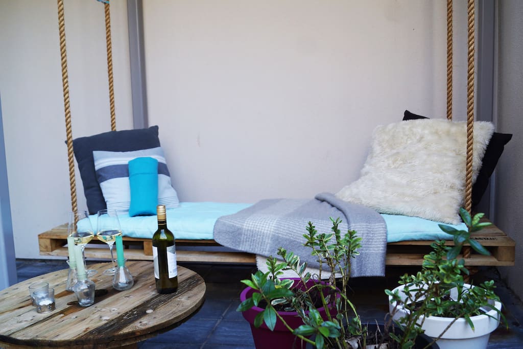 Garden lounge swing