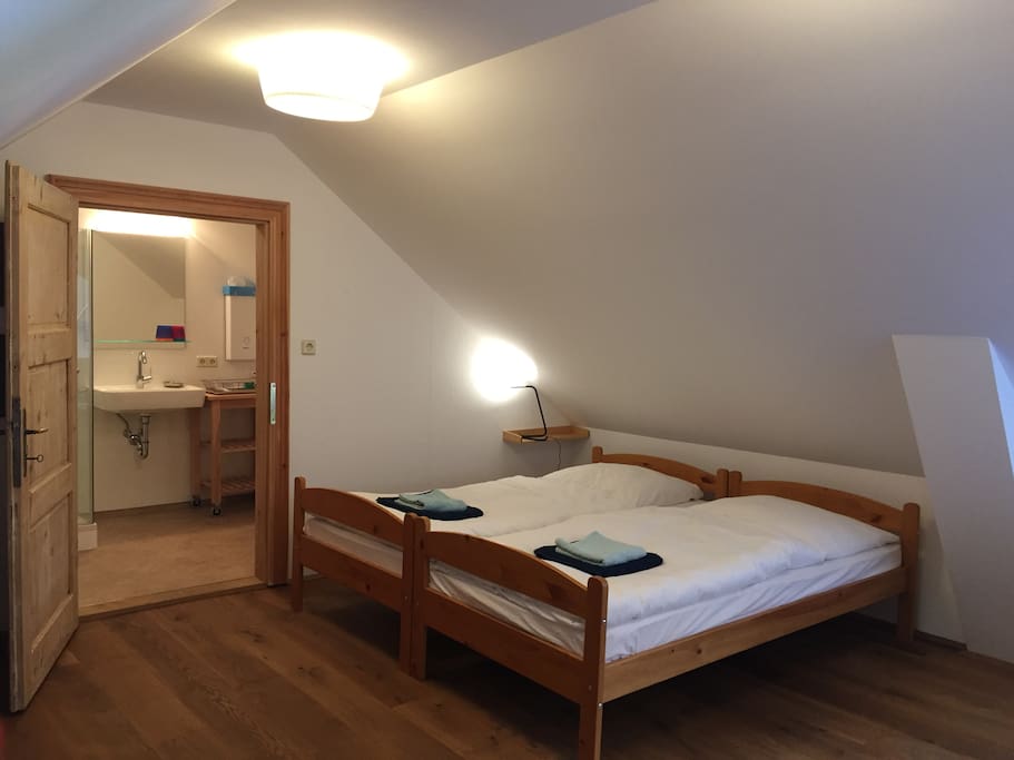 Schlafzimmer 2 mit Türe zum Bad mit WC