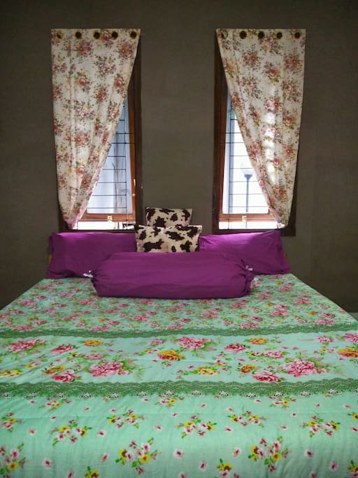 Kamar tidur dengan 1 bed ukuran 160 ada di lantai bawah.
