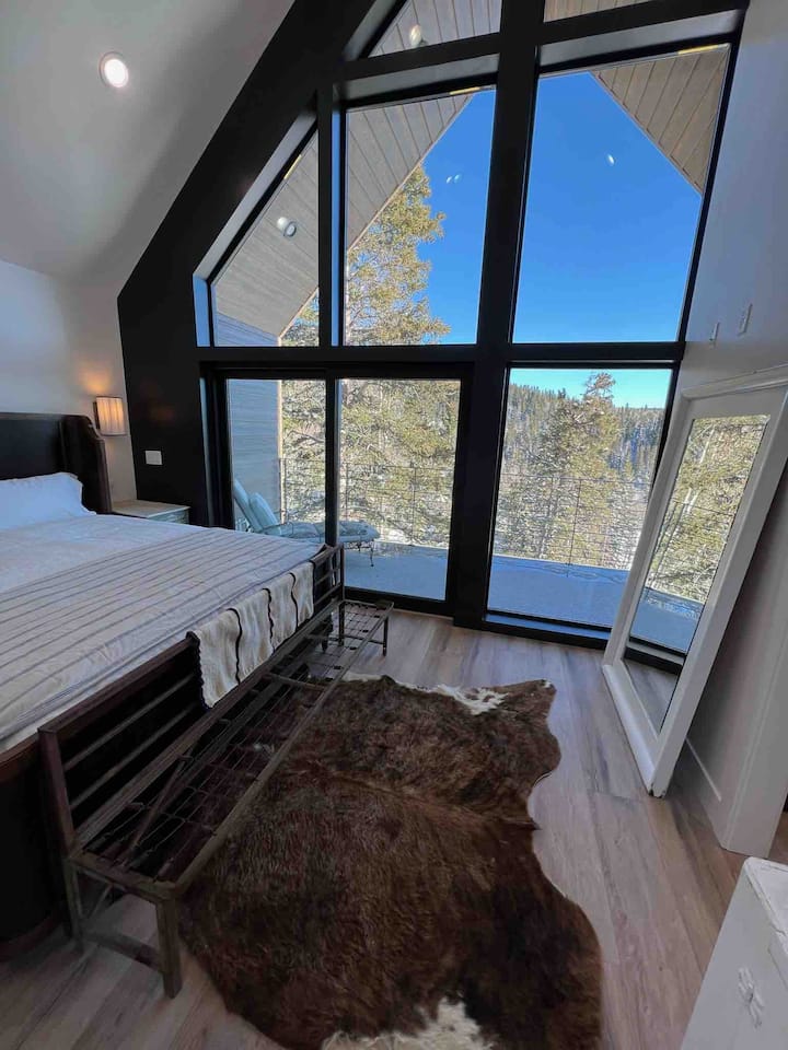 Dormitorio principal en la planta superior con vistas