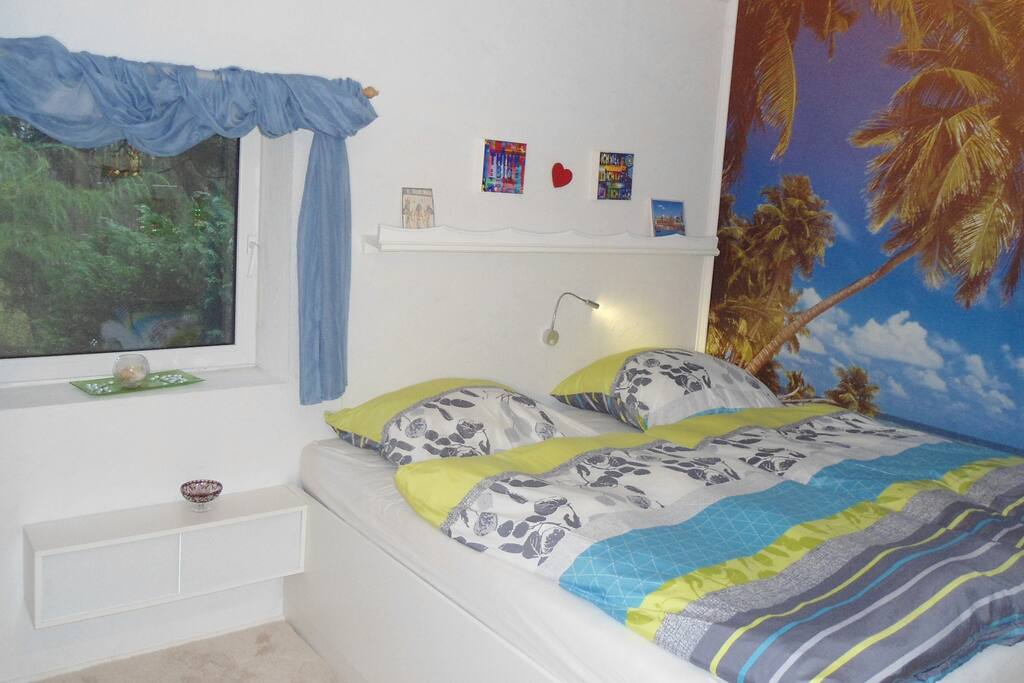 Schlafzimmer mit Glasbausteinbeleuchtung in der Wand gegenüber dem Bett Erdgeschoss