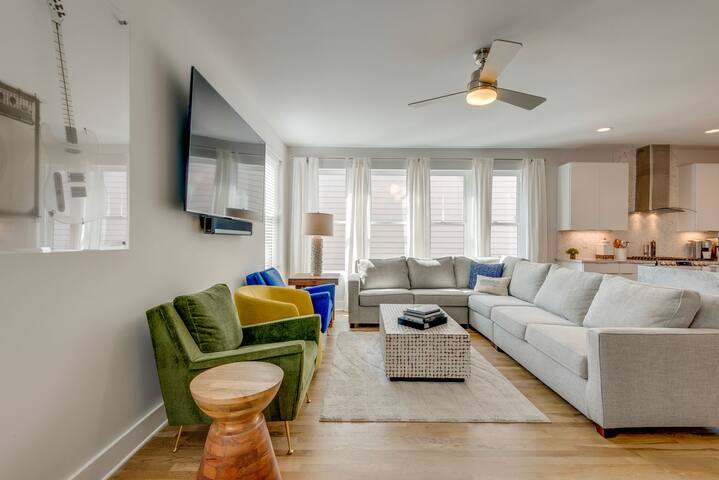 Sophistication on 14th/Rooftop Deck/10 Beds gallery image 2